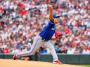 Le lanceur partant des Blue Jays livre contre les Twins du Minnesota lors de la première manche du deuxième match de la série wild-card à Target Field le 4 octobre 2023 à Minneapolis.