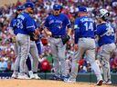 John Schneider des Blue Jays de Toronto élimine le lanceur Erik Swanson contre les Twins du Minnesota.