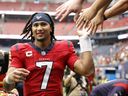 Le quart-arrière CJ Stroud des Texans de Houston félicite les fans après la victoire 30-6 de son équipe contre les Steelers de Pittsburgh au NRG Stadium de Houston le 1er octobre 2023.