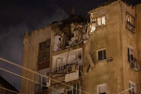 Un bâtiment de Tel Aviv est endommagé par une roquette tirée par des militants palestiniens depuis la bande de Gaza, le 7 octobre 2023.