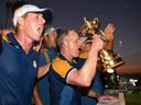 Rory McIlroy, Luke Donald, capitaine de l'équipe Europe et leurs coéquipiers célèbrent leur victoire à la Ryder Cup le 1er octobre 2023 à Rome, en Italie.