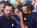 Patrick Cantlay et Xander Schauffele de l'équipe des États-Unis discutent après les matchs en simple du dimanche de la Ryder Cup 2023 au Marco Simone Golf Club le 1er octobre 2023 à Rome, en Italie. 