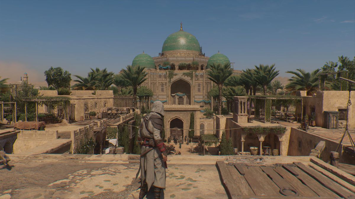Basim regarde une cour devant une mosquée dans Assassin's Creed Mirage