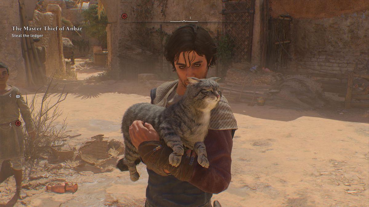 Basim tient un chat tigré dans les rues de Bagdad dans Assassin's Creed Mirage.  C'est un vrai chat coupé.