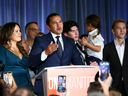 Entouré de sa famille, Wab Kinew prononce son discours de victoire au siège social du NPD lors de la soirée des élections provinciales, à l'hôtel Fort Garry à Winnipeg, le mardi 3 octobre 2023.