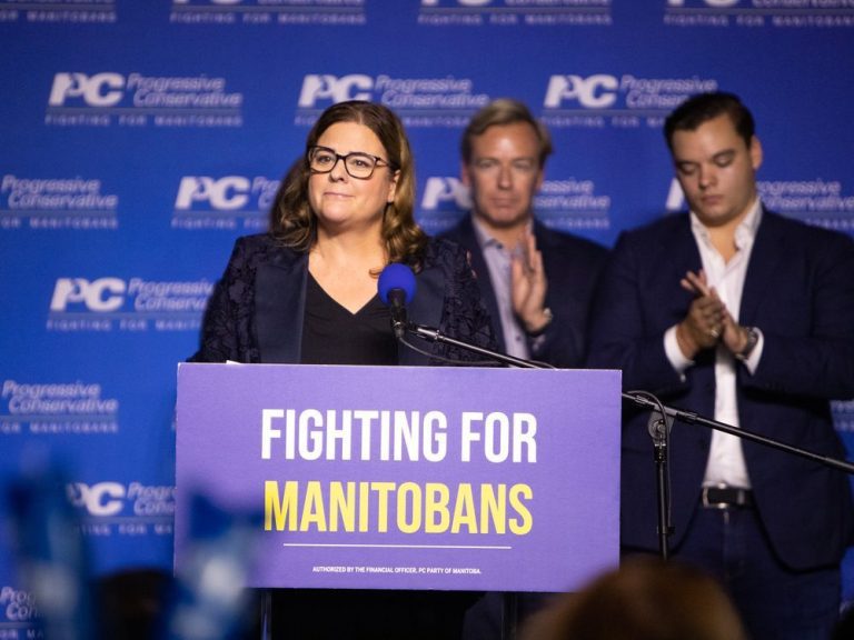 La première ministre sortante du Manitoba, Heather Stefanson, affirme qu’elle restera à la tête du Parti progressiste-conservateur pendant au moins un an.