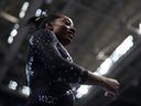 La gymnaste Simone Biles s'en va après avoir participé à l'exercice au sol lors de la dernière journée de compétition féminine aux Championnats américains de gymnastique 2023 au SAP Center le 27 août 2023 à San Jose, en Californie. 