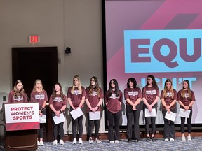 L'équipe féminine de natation du Roanoke College s'exprimant lors d'une conférence de presse appelant la NCAA à protéger les sports féminins.