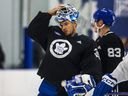 Le gardien de but des Maple Leafs de Toronto, Ilya Samsonov, se tient debout pendant le camp d'entraînement.