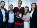 Michael Andlauer, au centre, le nouveau propriétaire des Sénateurs d'Ottawa, pose avec ses fils Michael et Matthew, son épouse Lucie et sa fille Alexie après avoir acheté l'équipe pour 950 millions de dollars américains.