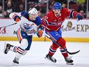 Connor McDavid des Oilers d'Edmonton et Arber Xhekaj du Tricolore au Centre Bell en février.  Xhekaj a surpris bien des gens depuis que les Canadiens l'ont invité à leur camp des recrues il y a deux ans en tant que joueur non repêché.