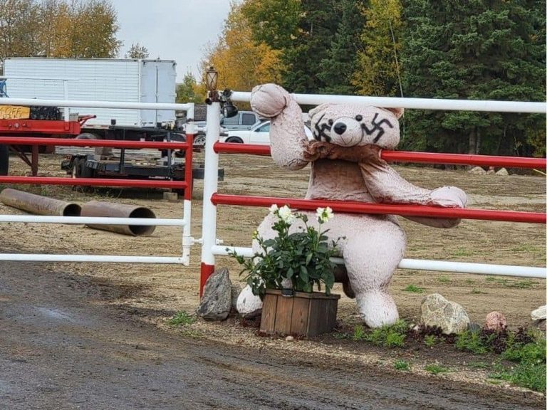 La GRC enquête sur un propriétaire immobilier en Alberta affichant des croix gammées en vue d’une voie publique