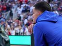 Jose Berrios des Blue Jays de Toronto regarde après avoir été battu par les Twins du Minnesota lors du deuxième match de la série AL wild-card à Target Field le 4 octobre 2023. 