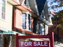 Un panneau « à vendre » est affiché devant une maison dans le quartier Riverdale de Toronto.