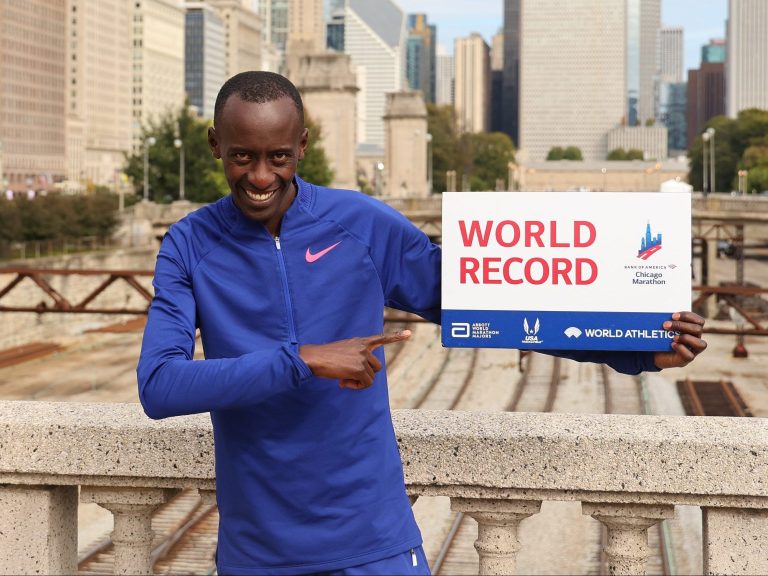 Kelvin Kiptum établit le record du monde du marathon à Chicago en 2:00:35, battant ainsi la marque d’Eliud Kipchoge