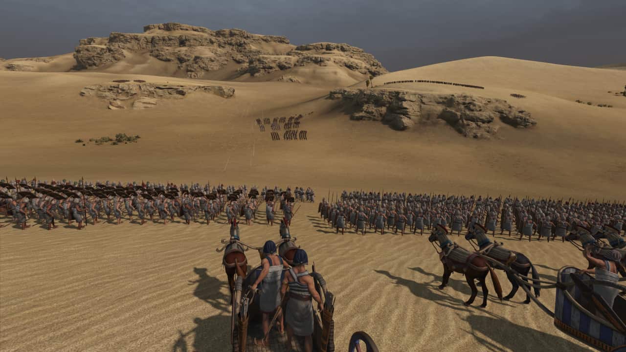 Revue de Total War Pharaoh : Deux armées en formation marchent l'une vers l'autre à travers les sables.