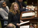 La chef du NPD de l'Ontario, Marit Stiles, interroge le gouvernement à l'Assemblée législative à Queen's Park, à Toronto, le mardi 21 février 2023. Les néo-démocrates de l'Ontario demandent au bureau du vérificateur général d'enquêter sur l'élargissement de certaines limites municipales de la province.