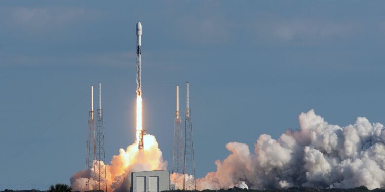 SpaceX dit que la FAA a tort sur la chute des débris du satellite Starlink sur Terre