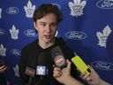 L'attaquant des Maple Leafs Fraser Minten rencontre les membres des médias à Toronto le 7 juillet 2023.