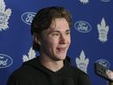 Fraser Minten s'adresse aux journalistes lors du camp de développement des Maple Leafs de Toronto au Ford Performance Centre. 