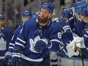 Jake Muzzin des Maple Leafs de Toronto célèbre un but contre le Lightning de Tampa Bay lors de la première période du premier match du premier tour des séries éliminatoires de la Coupe Stanley 2022 à la Scotiabank Arena le 2 mai 2022 à Toronto, Ontario, Canada.