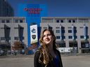 La chanteuse de l'hymne Elizabeth Irving devant le Rogers Arena de Vancouver, le 6 octobre.