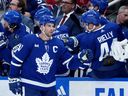 Le centre des Maple Leafs de Toronto John Tavares (91) célèbre son but avec ses coéquipiers sur le banc.