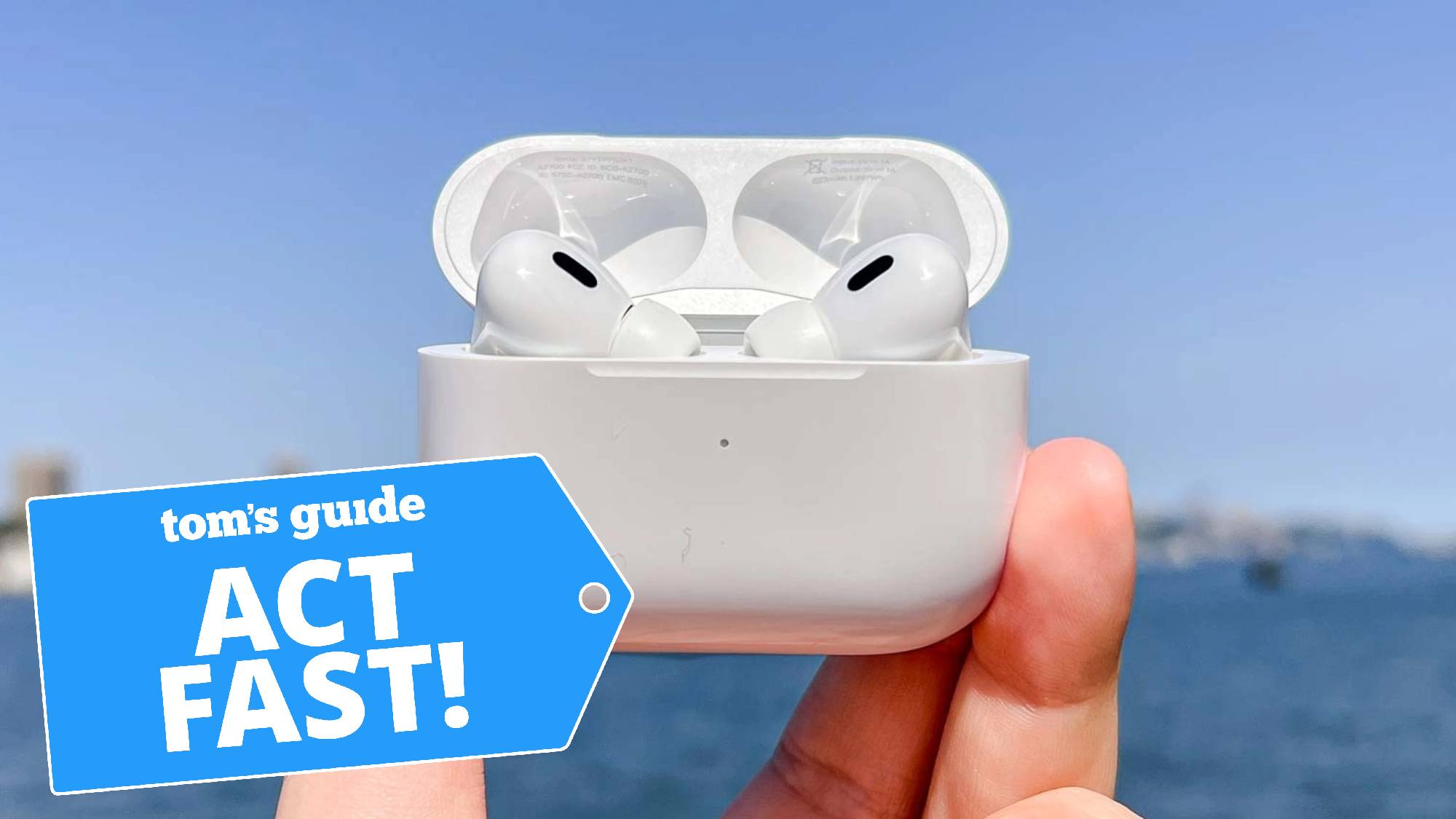 AirPods Pro 2 avec une étiquette d'offre Tom's Guide