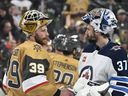 Le gardien des Jets Connor Hellebuyck félicite le gardien de Vegas Laurent Brossoit après la série.