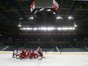 Les Flames de Calgary se réunissent pour une conférence pendant le camp d'entraînement au Saddledome.