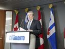 Le maire de Toronto, John Tory, prend la parole lors d'une conférence de presse à l'hôtel de ville de Toronto, le vendredi 10 février 2023.