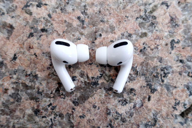 Les AirPods Pro d'Apple sont d'excellents écouteurs véritablement sans fil à réduction de bruit.