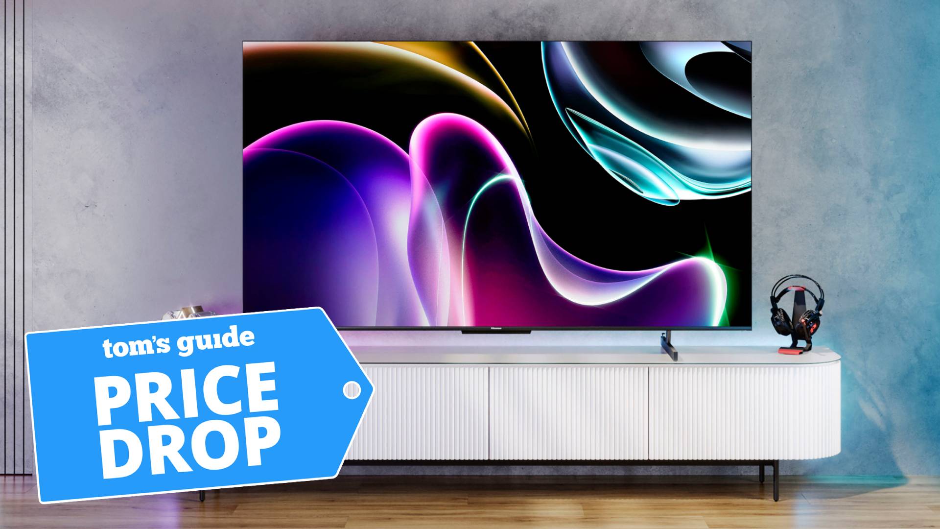 Téléviseur mini-LED Hisense U7K sur un meuble TV