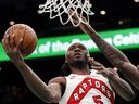 Precious Achiuwa des Raptors de Toronto tire lors d'un match NBA le 7 avril 2023 à Boston.