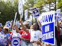 Les membres en grève des United Auto Workers applaudissent et brandissent leurs pancartes tandis qu'un conducteur qui passe klaxonne devant le centre de distribution de pièces et le centre de vrac de General Motors Memphis ACDelco après que les travailleurs locaux se soient joints aux grèves nationales de l'UAW à 11 heures du matin à Memphis, Tennessee, le vendredi 11 septembre. 22, 2023.