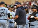 John Schneider des Blue Jays de Toronto discute avec l'équipe contre les Twins du Minnesota.