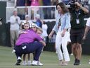 Luke List des États-Unis célèbre avec sa femme Chloé, sa fille Ryann et son fils Harrison après avoir remporté le championnat Sanderson Farms au Country Club de Jackson le dimanche 8 octobre 2023, à Jackson, Mississippi.