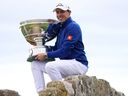 Matt Fitzpatrick pose avec le trophée sur le pont Swilcan après la victoire lors de la cinquième journée du championnat Alfred Dunhill Links.