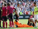 Le gardien français de Clermont-Ferrand, Mory Diaw, est allongé au sol après avoir été blessé par un pétard, lors du match de football français de L1 entre Montpellier Herault SC et Clermont Foot 63 au Stade de la Mosson à Montpellier, dans le sud de la France, le 8 octobre 2023. 