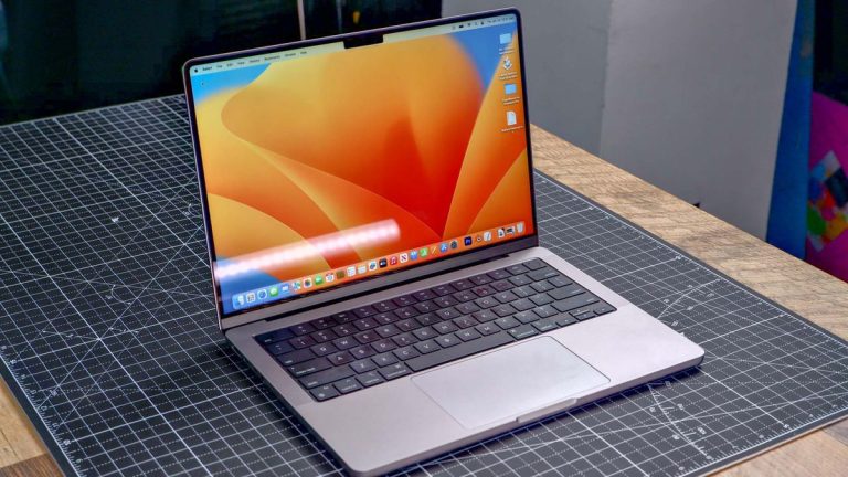 Le MacBook Pro OLED arriverait, mais vous attendrez un moment – ​​voici pourquoi