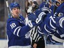 Mitch Marner des Maple Leafs de Toronto célèbre après avoir marqué un but la saison dernière.