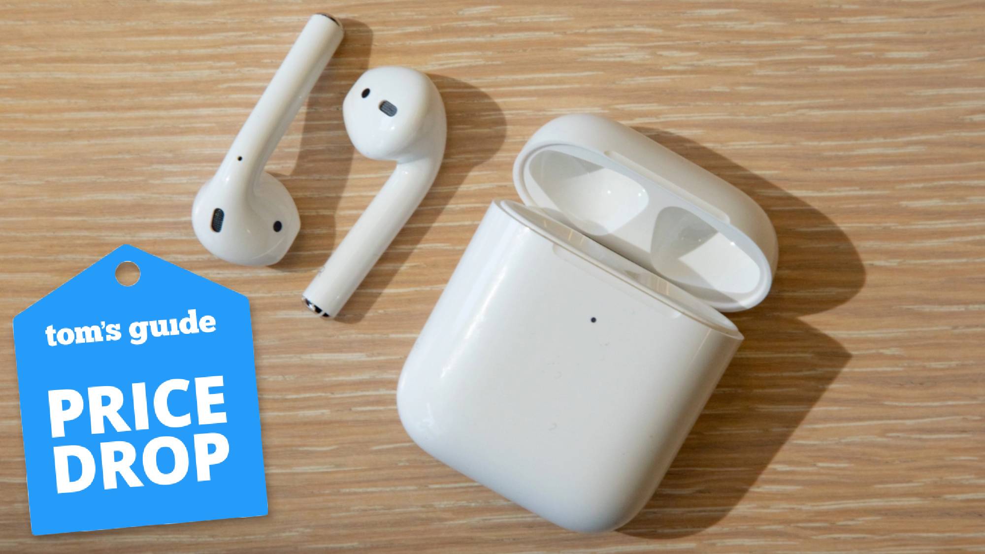 Apple AirPods avec une étiquette d'offre Tom's Guide