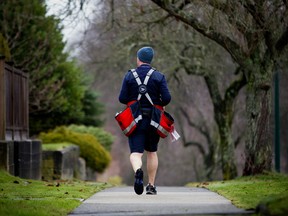 Un facteur de Postes Canada livre le courrier à pied jusqu'aux maisons de Vancouver.  Un contribuable, qui est également facteur, a affirmé qu'il n'avait pas reçu la correspondance de l'ARC.