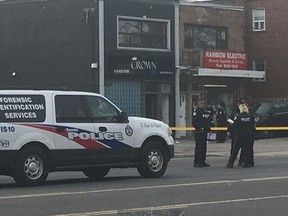 Les policiers sont intervenus après qu'une femme ait été poignardée dans un salon de massage.