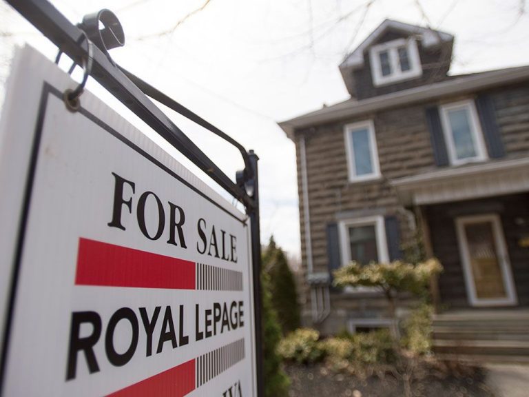 Royal Lepage réduit ses prévisions de prix des maisons au Canada alors que le marché ralentit