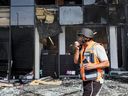 Un membre du personnel d'urgence inspecte les dégâts dans un supermarché après qu'il a été touché par une roquette dans la ville d'Ashkelon, dans le sud d'Israël, le 11 octobre 2023.