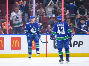 Brock Boeser célèbre après avoir marqué son deuxième but en deuxième période mercredi soir au Rogers Arena