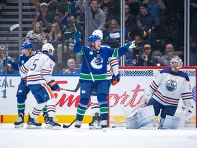 Brock Boeser célèbre après avoir marqué son troisième but contre Jack Campbell