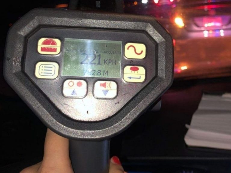 Un conducteur adolescent arrêté à 221 km/h sur l’autoroute.  404 : OPP