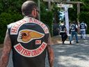 La police était sur place lorsque des représentants du gouvernement ont visité l'ancien club-house des Hells Angels East End à Vancouver le 14 avril. Le gouvernement de la Colombie-Britannique a saisi la maison en vertu d'une ordonnance de confiscation civile.